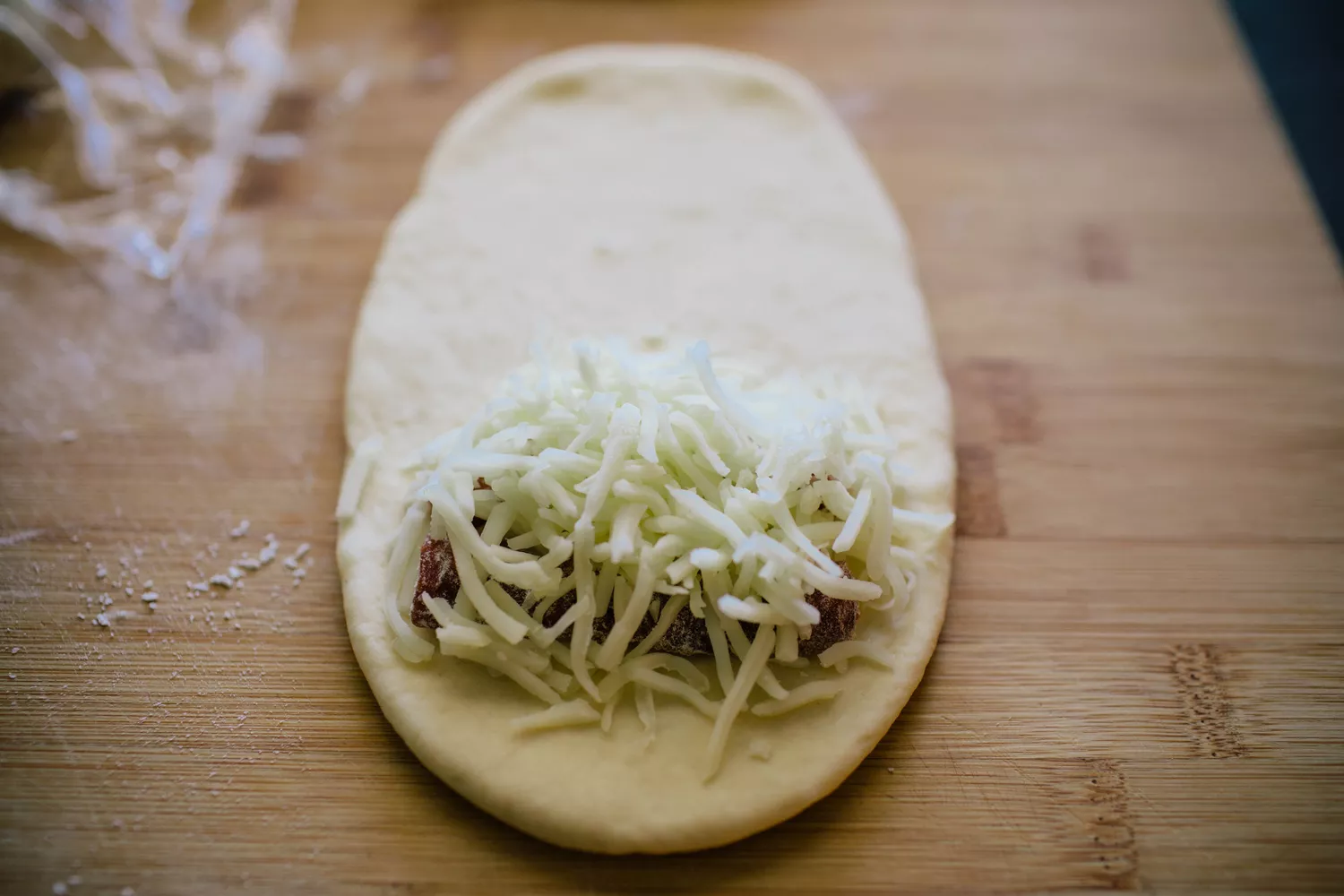Façonner les rouleaux de pepperoni