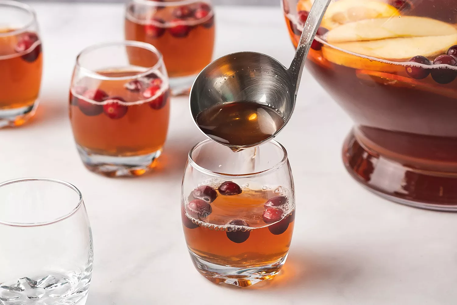 Punch de Thanksgiving servi dans un verre