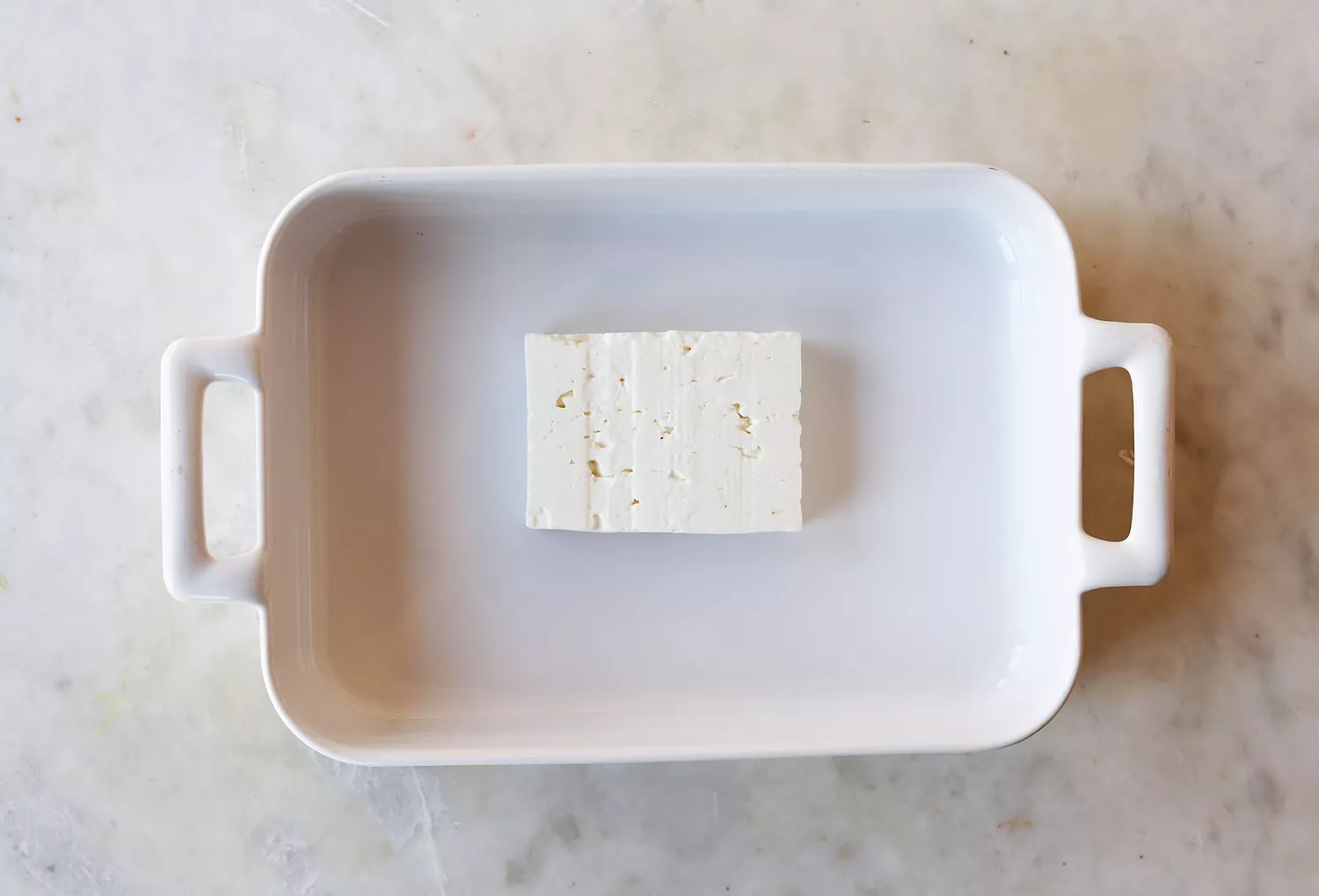 feta dans un plat en casserole