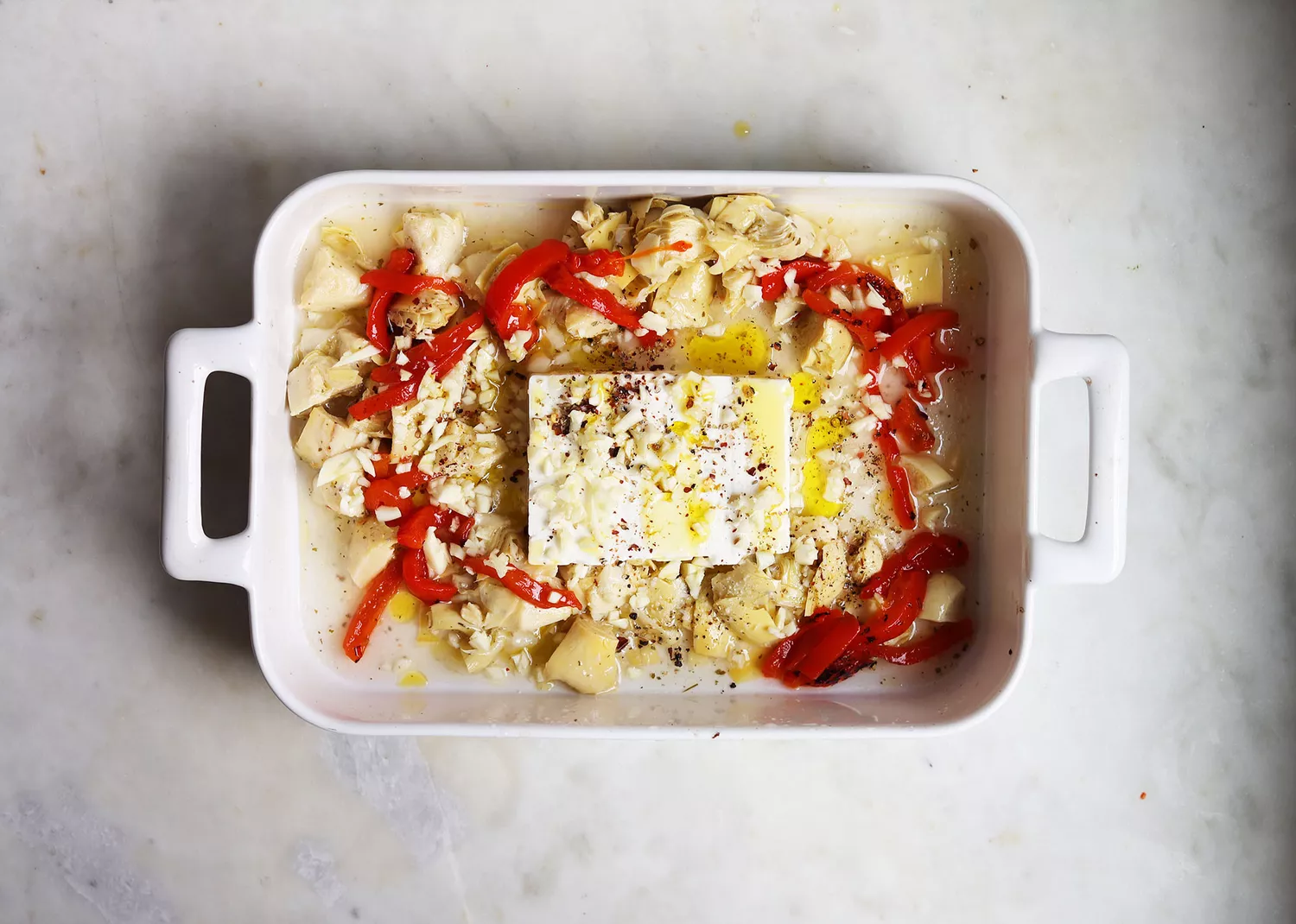 poivrons rôtis et feta dans un plat en casserole