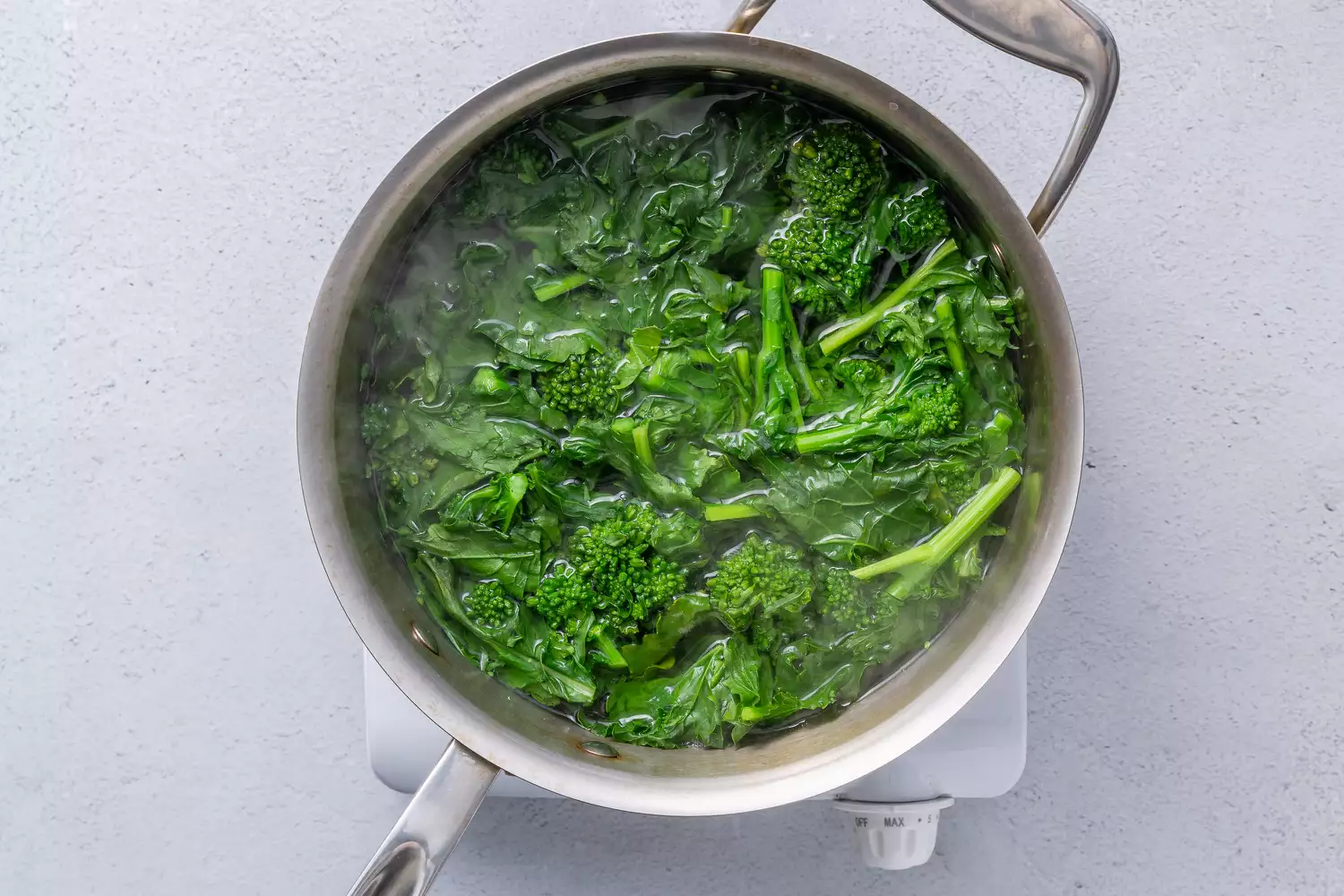 Brocoli rabe cuisinant dans une casserole d'eau bouillante