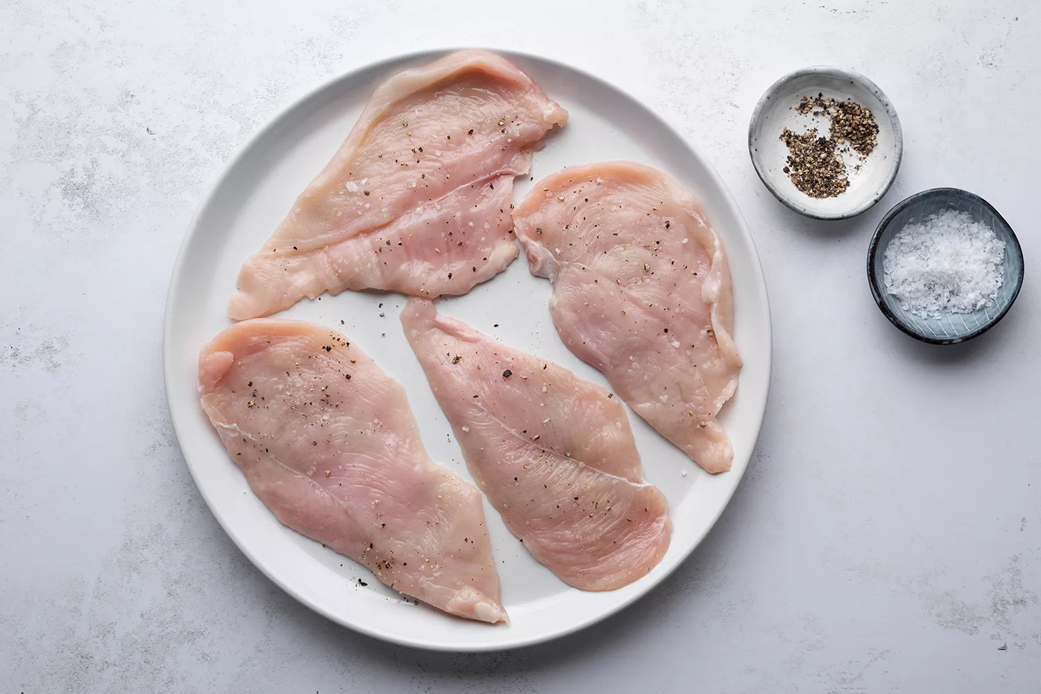 Poulet assaisonné de sel et de poivre sur un plat