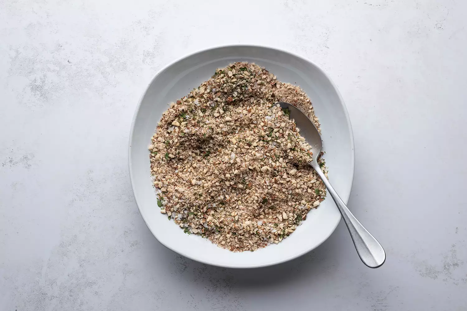 Farine d'amande, sel, poivre, persil séché et origan dans un bol