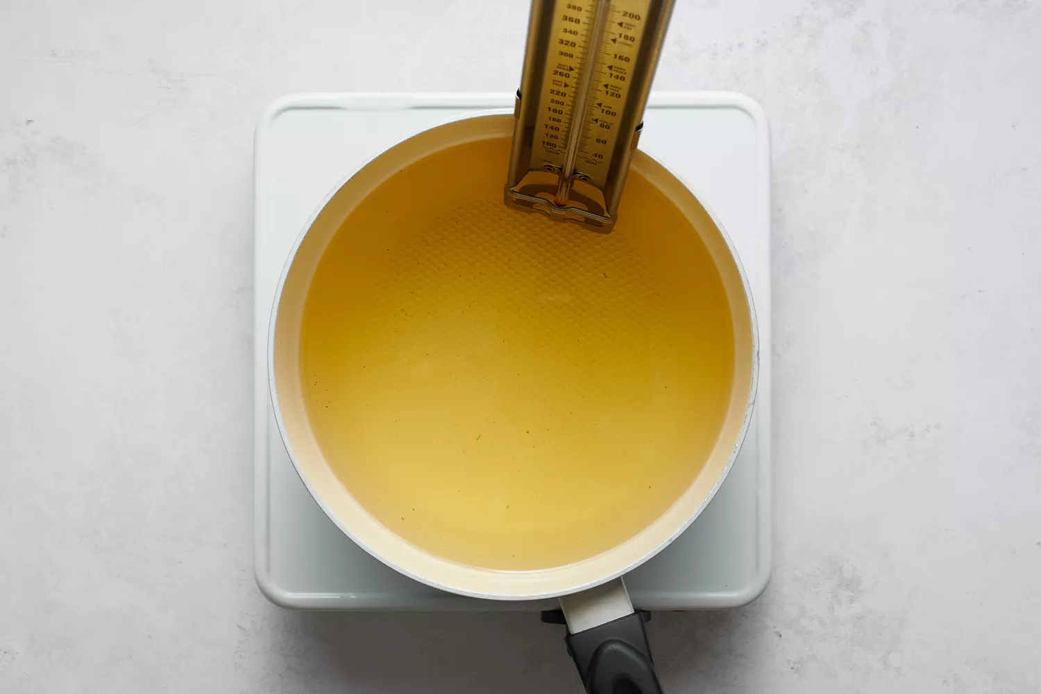 Une casserole d'huile avec un thermomètre