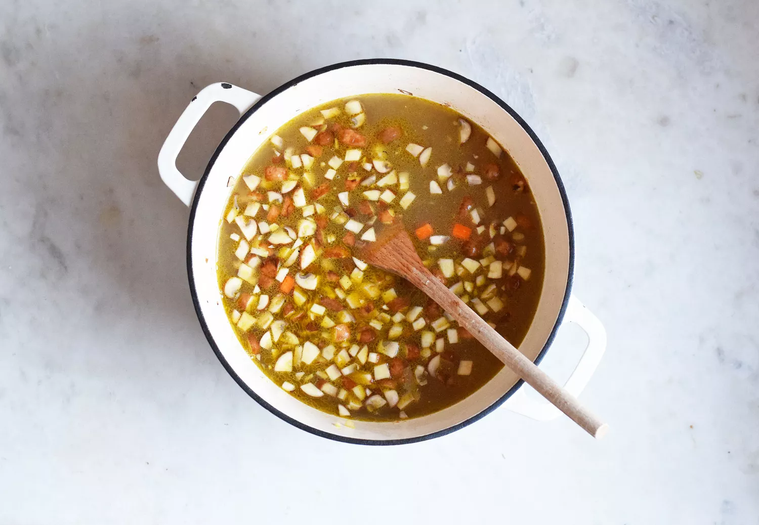 bouillon de poulet avec des légumes dans une casserole
