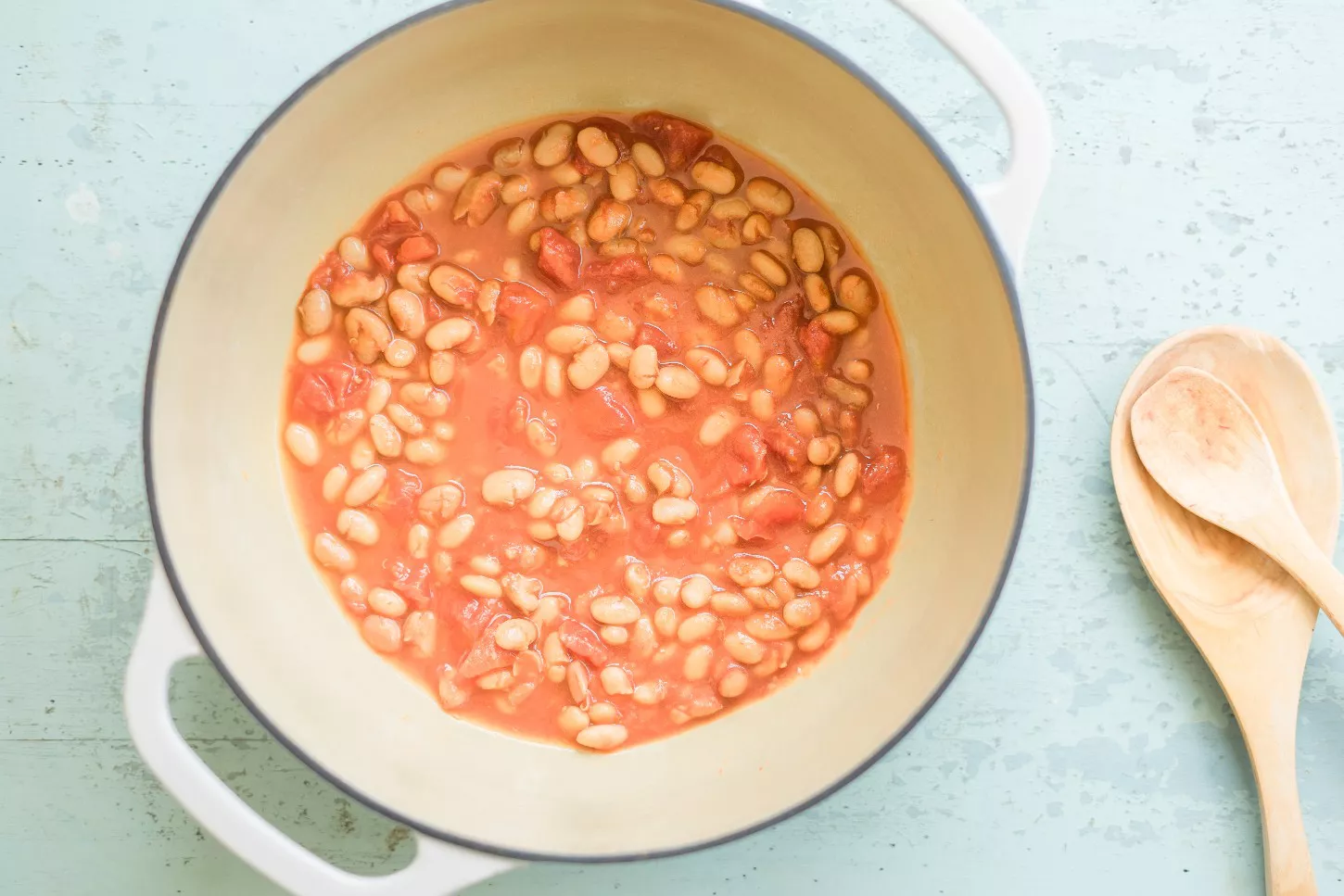 Haricots dans une cocotte en fonte