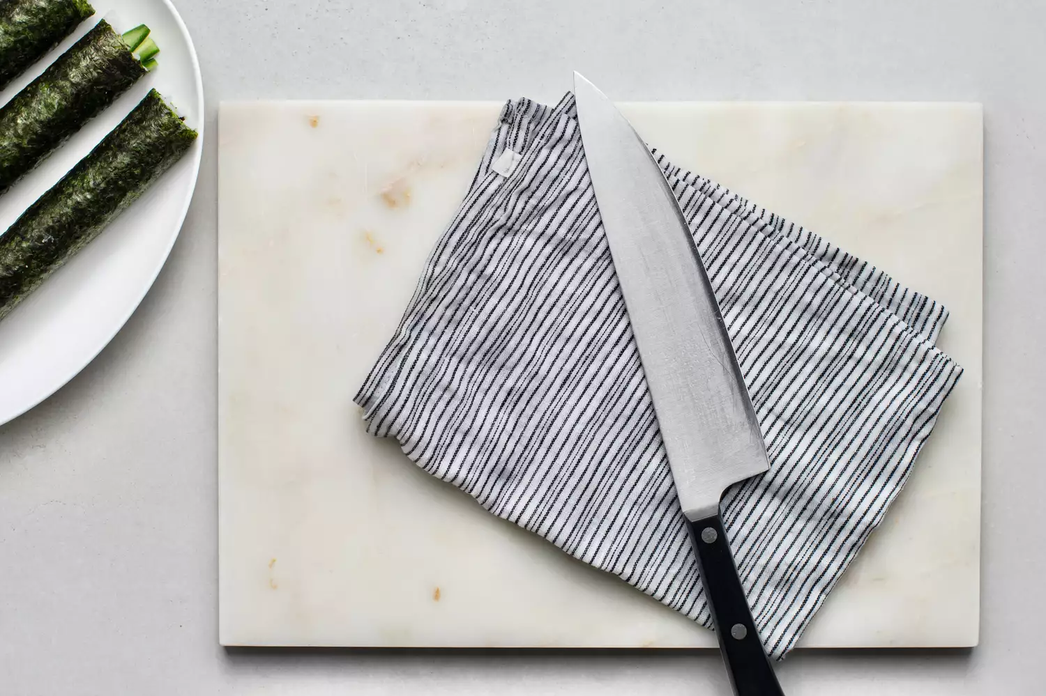 Couteau et chiffon humide