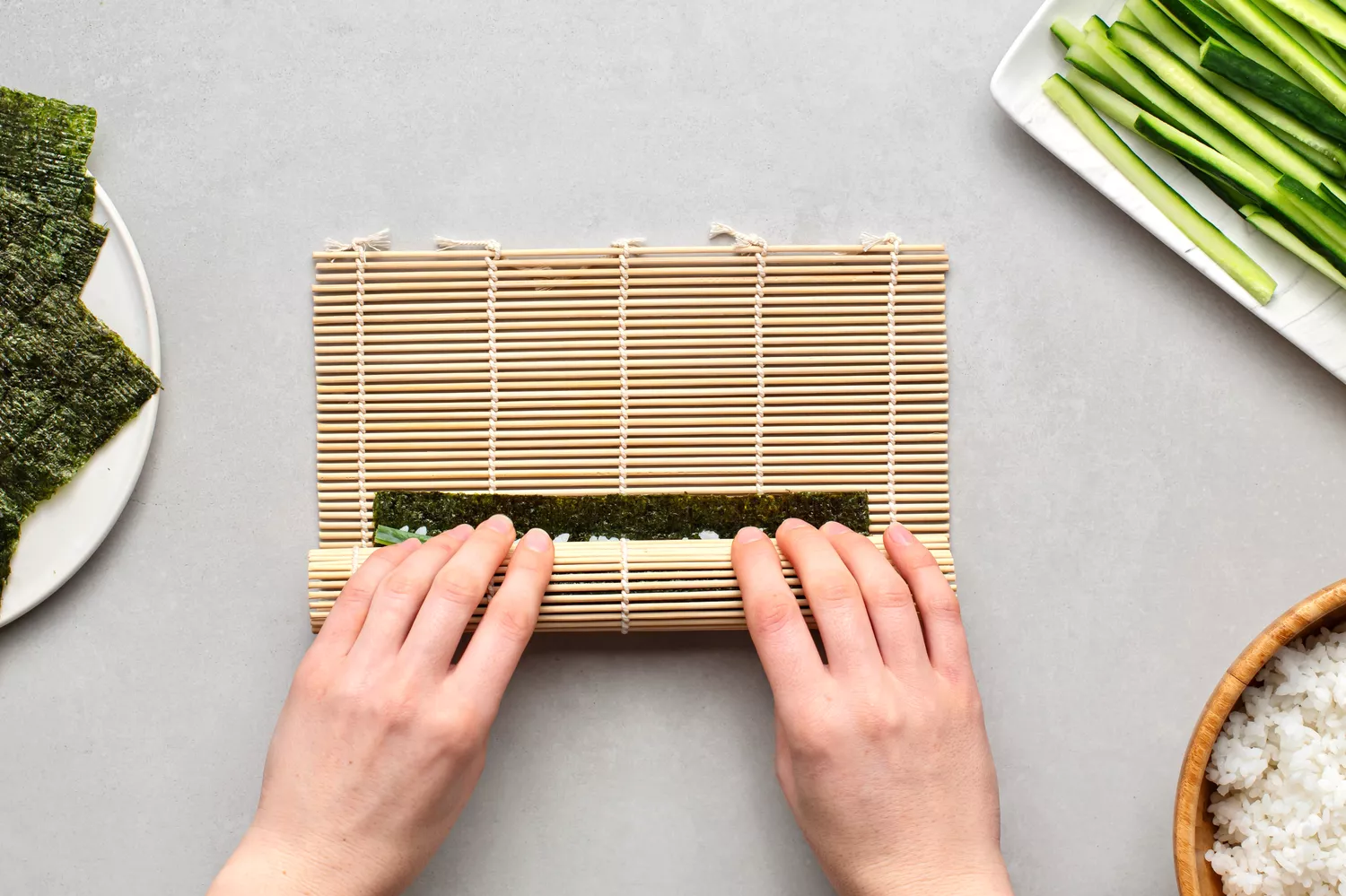 Rouler le nori autour du riz