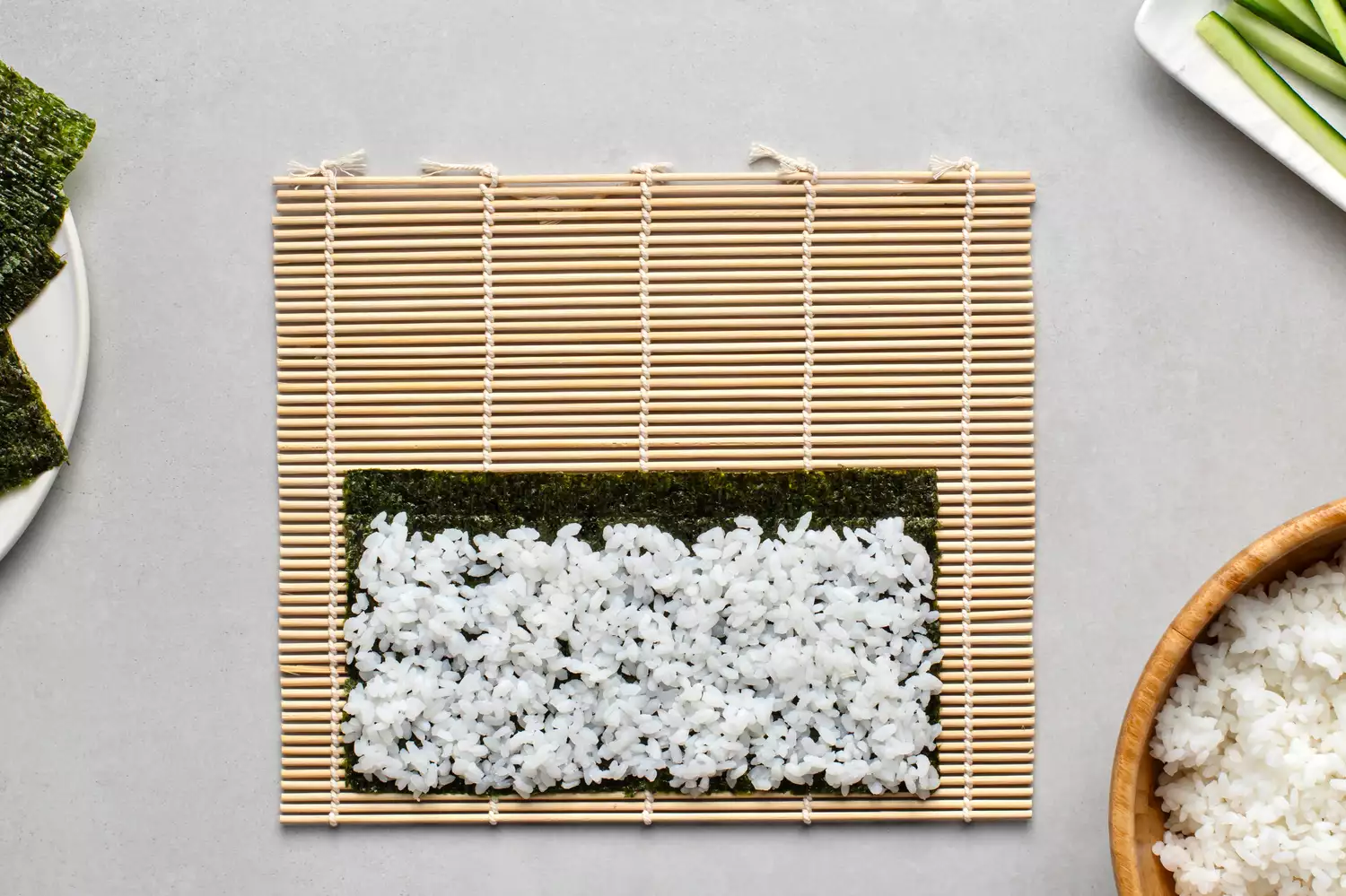 Étalage de riz à sushi sur le nori