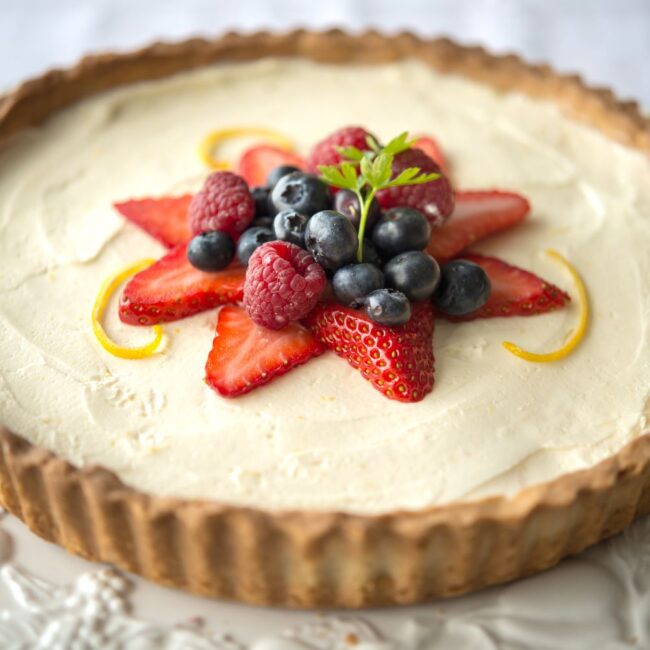 Tarte aux baies d’été, citron et mascarpone.