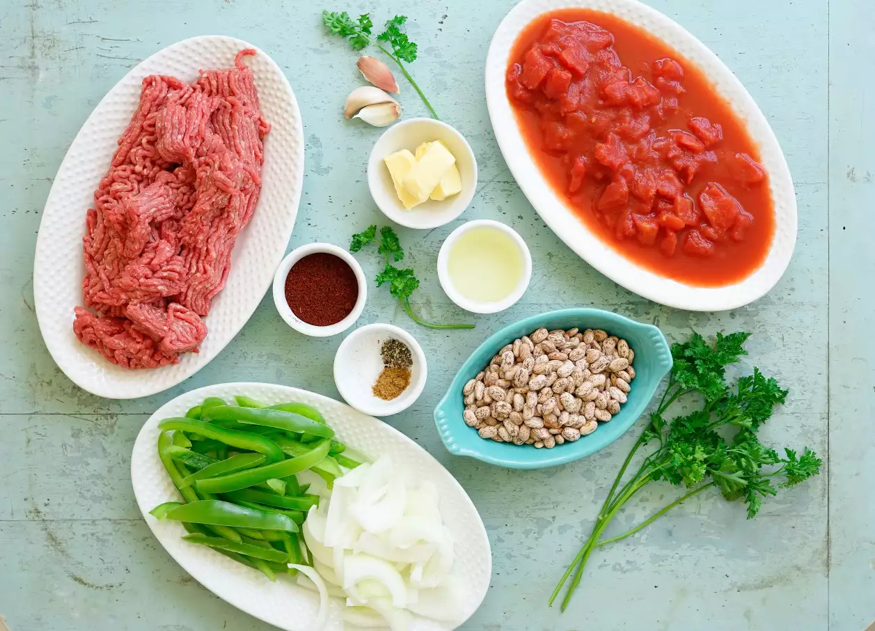 Ingrédients pour le chili de boeuf haché et de haricots pinto