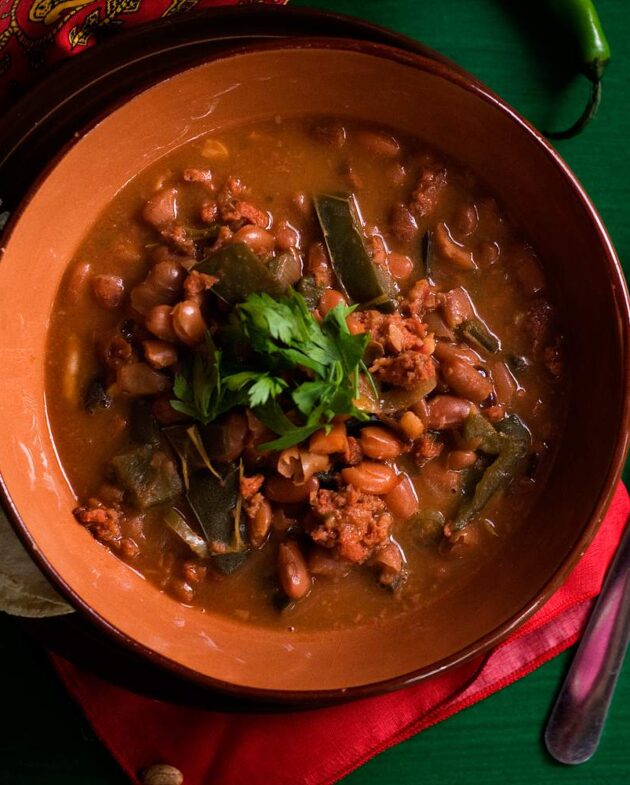 Recette de haricots cowboy mexicains avec saucisse de longaniza.