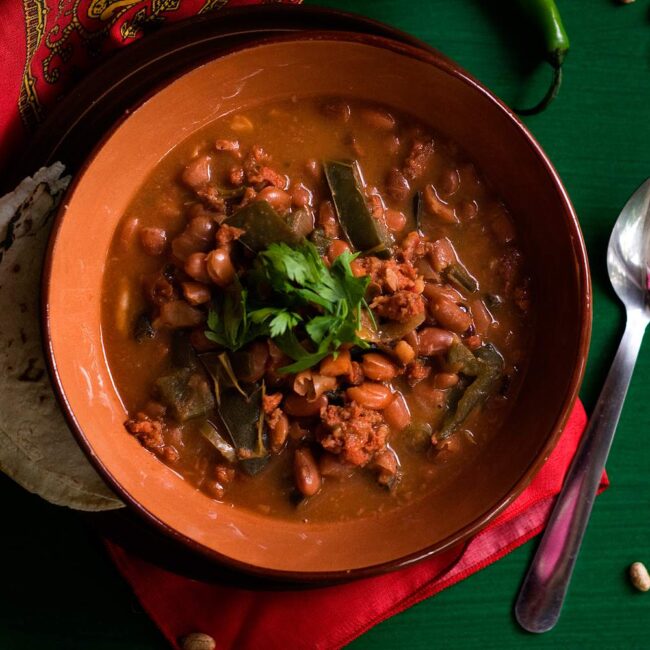 Recette de haricots cowboy mexicains avec saucisse de longaniza.