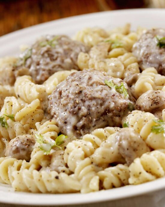 Boulettes de viande et macaronis au fromage.