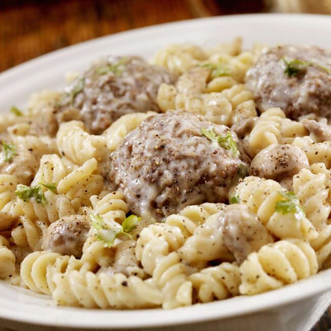 Boulettes de viande et macaronis au fromage.