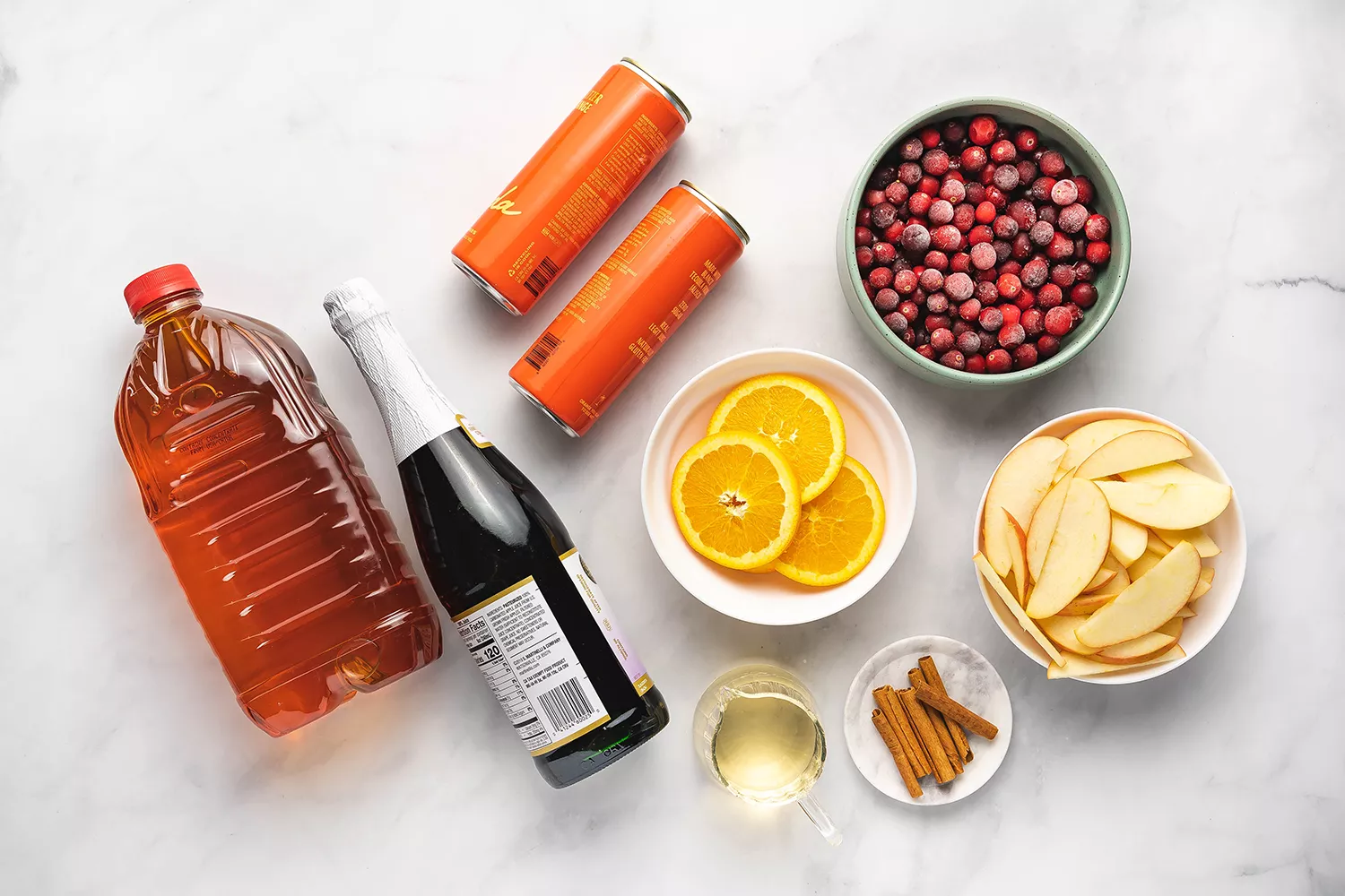 Ingrédients pour le punch de Thanksgiving rassemblés