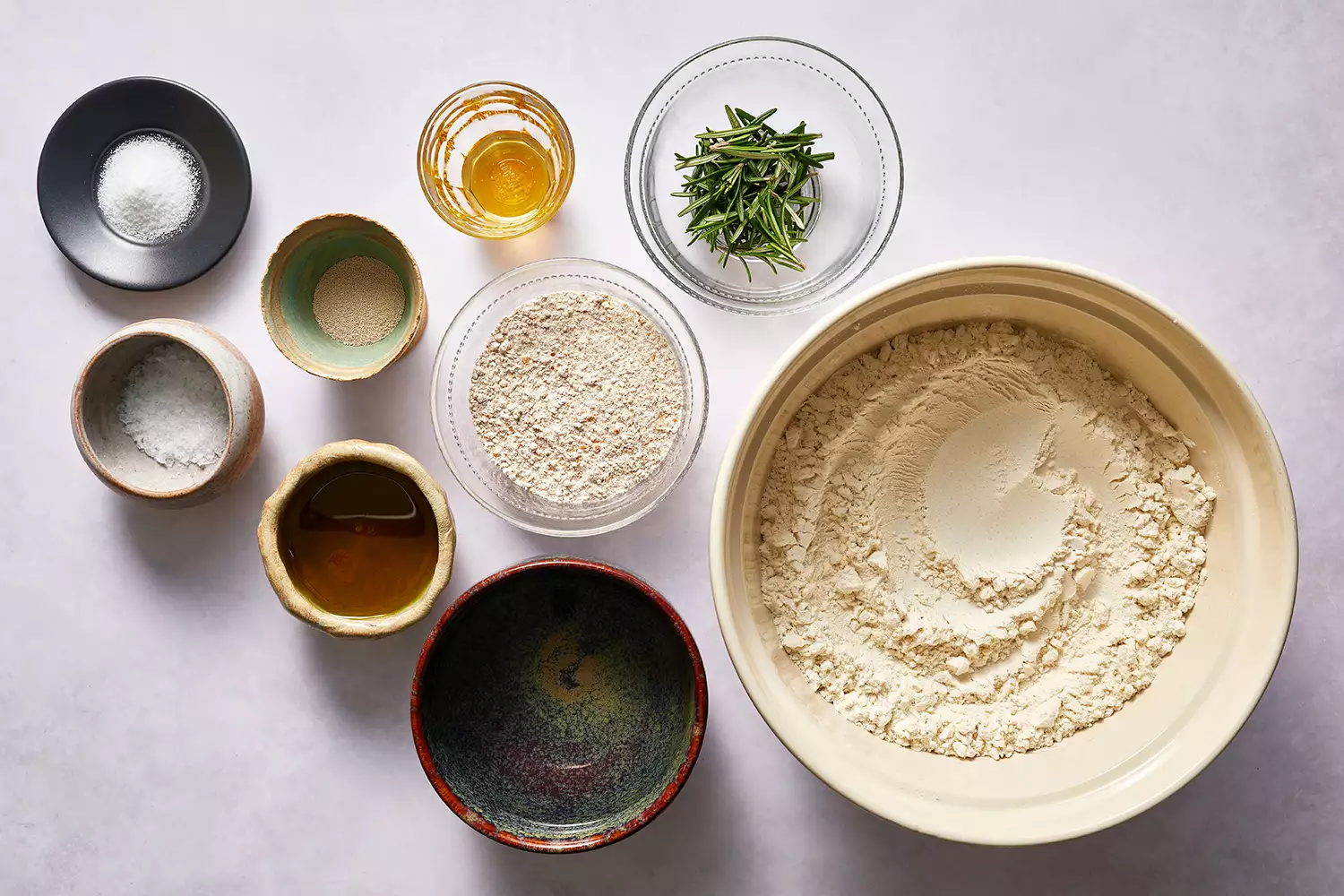 Ingrédients de focaccia au romarin dans des bols