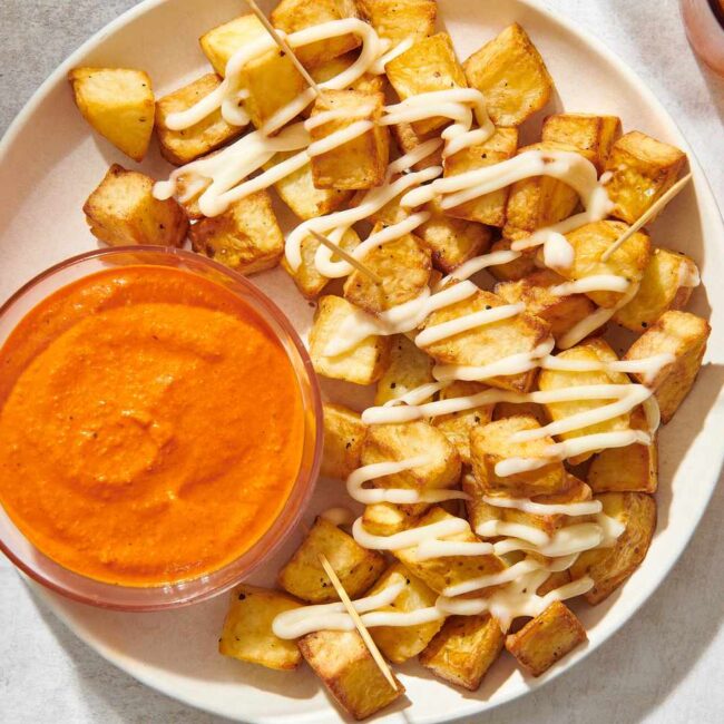 Frites Patatas Bravas à la Friteuse à Air avec Sauce Romesco Rapide.
