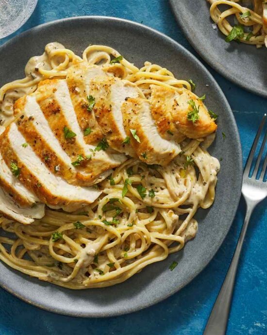 Pâtes crémeuses au poulet et aux herbes