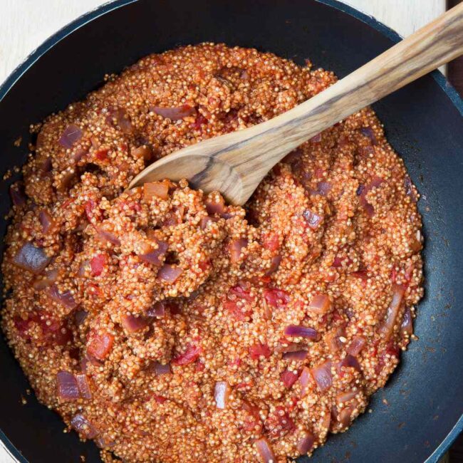 Quinoa simple dans la sauce marinara.