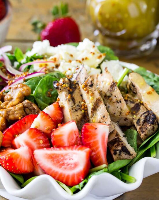 Salade de poulet aux fraises avec vinaigrette au champagne recette.