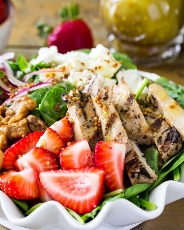 Salade de poulet aux fraises avec vinaigrette au champagne recette.