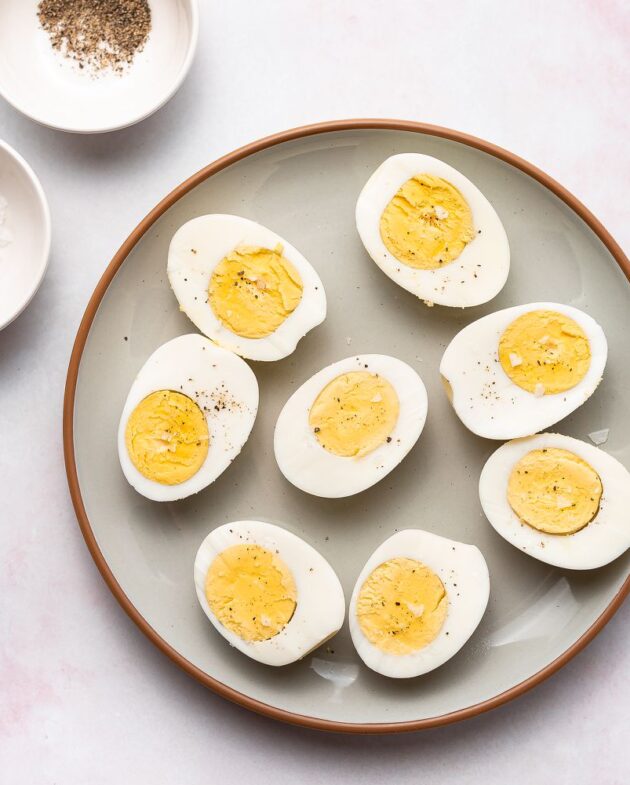 Oeufs durs à la friteuse à air.