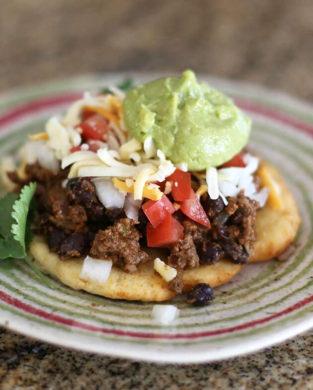 Chili de bœuf haché et de haricots noirs.