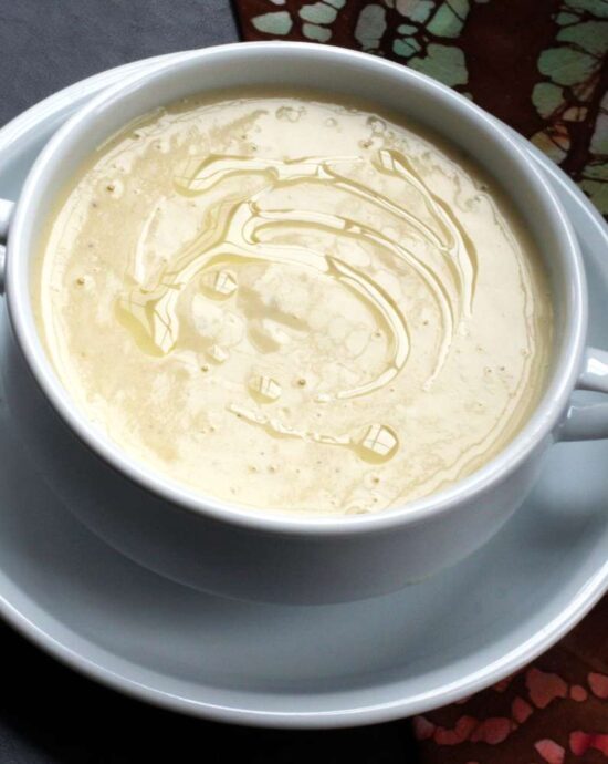 Soupe de chou-fleur et de pommes de terre au fromage cheddar.