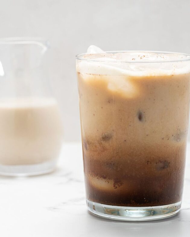 Copycat Espresso frappé au lait d’avoine et au sucre brun.