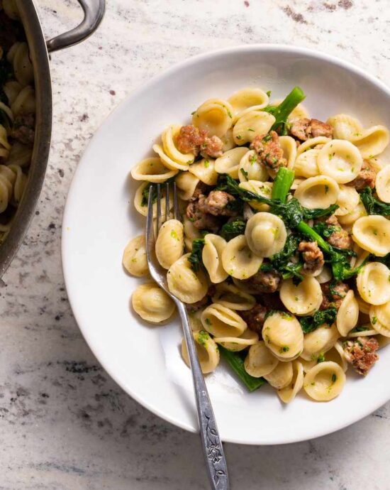 Orecchiette avec saucisse et brocoli râpé.