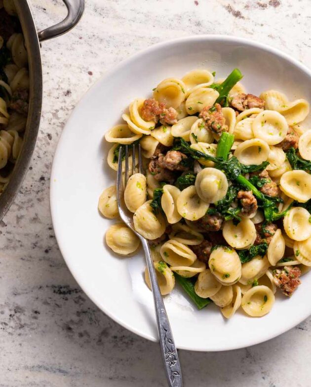 Orecchiette avec saucisse et brocoli râpé.
