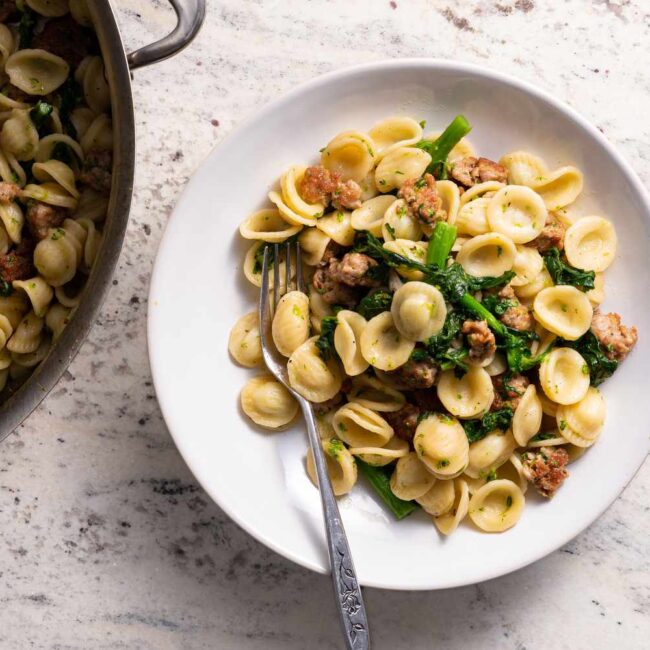 Orecchiette avec saucisse et brocoli râpé.