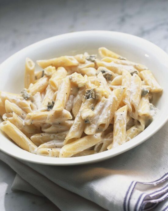 Ziti au four crémeux avec saucisse et poivrons.