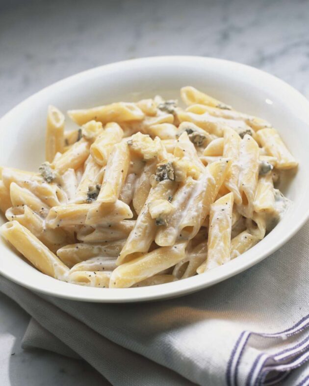 Ziti au four crémeux avec saucisse et poivrons.