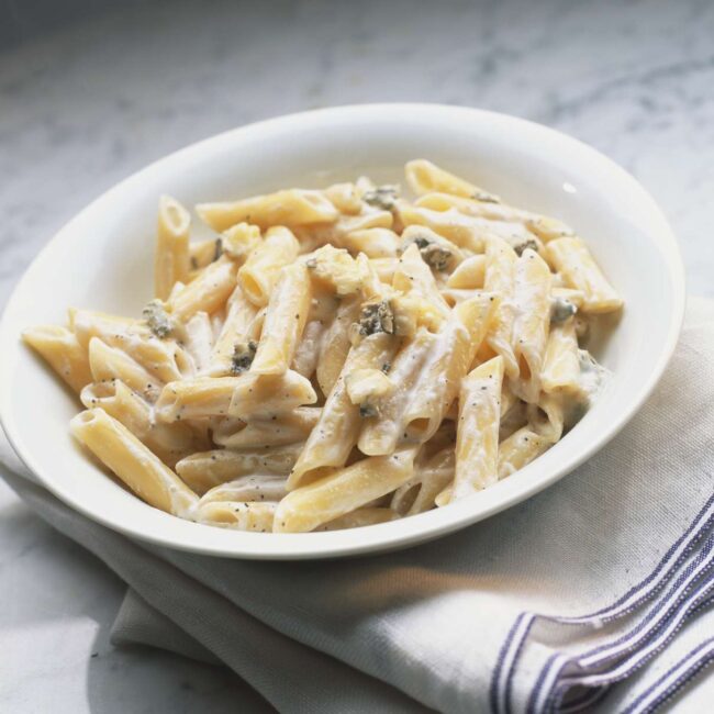 Ziti au four crémeux avec saucisse et poivrons.