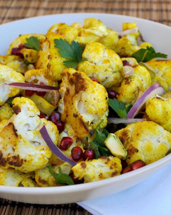 Salade de chou-fleur rôti avec grenade.