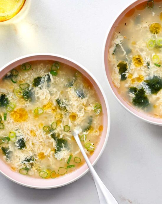 Soupe aux œufs et aux algues