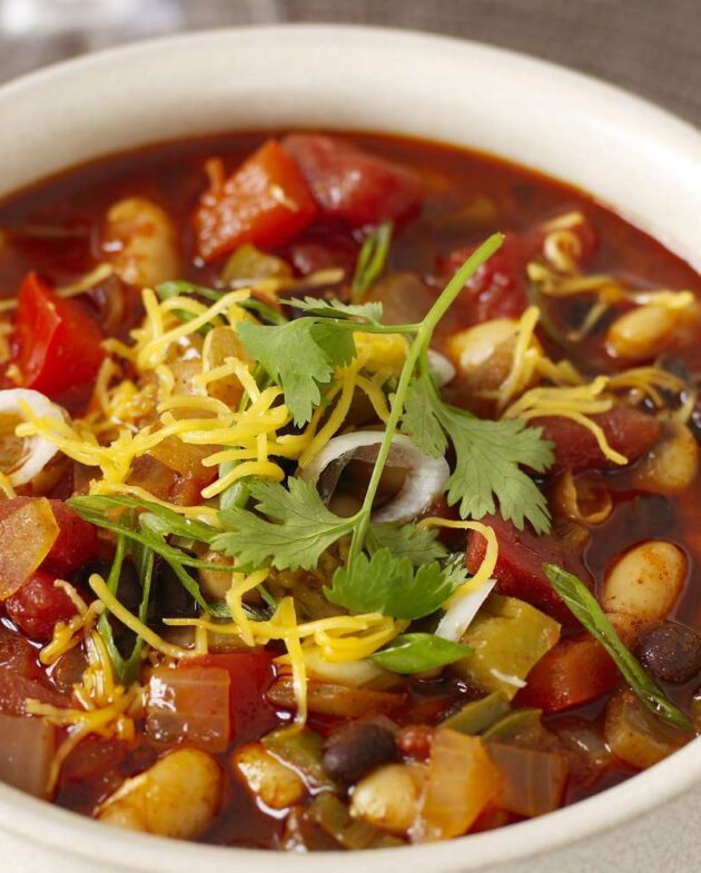 Chili végétarien aux haricots noirs en mijoteuse.